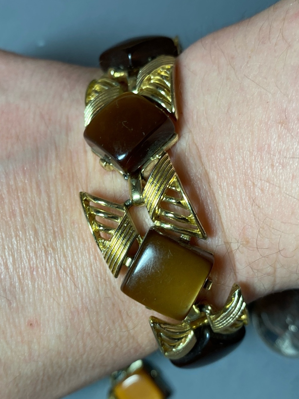 Vintage Coro thermaset brown gold bracelet and necklace - Picture 3 of 5